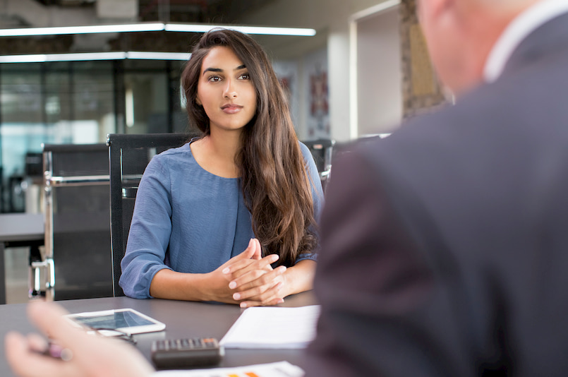 Mujer realizando una entrevista de trabajo