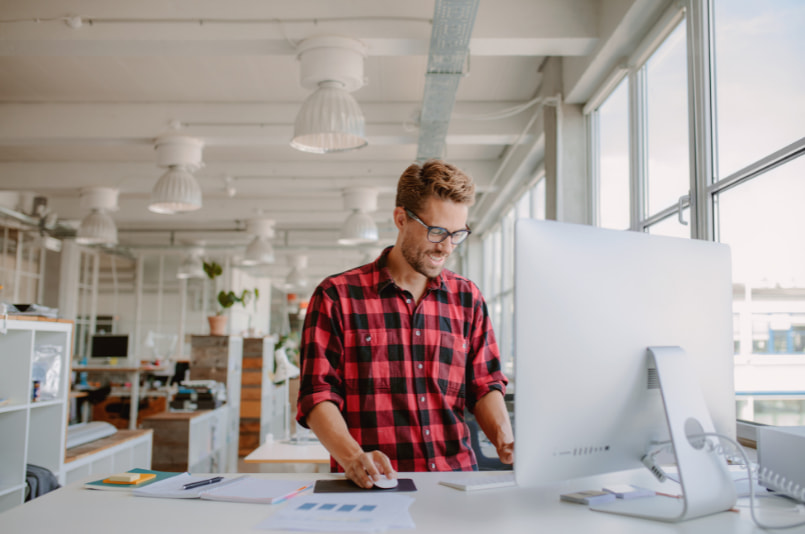 Hombre que sigue consejos para trabajar mientras estudia