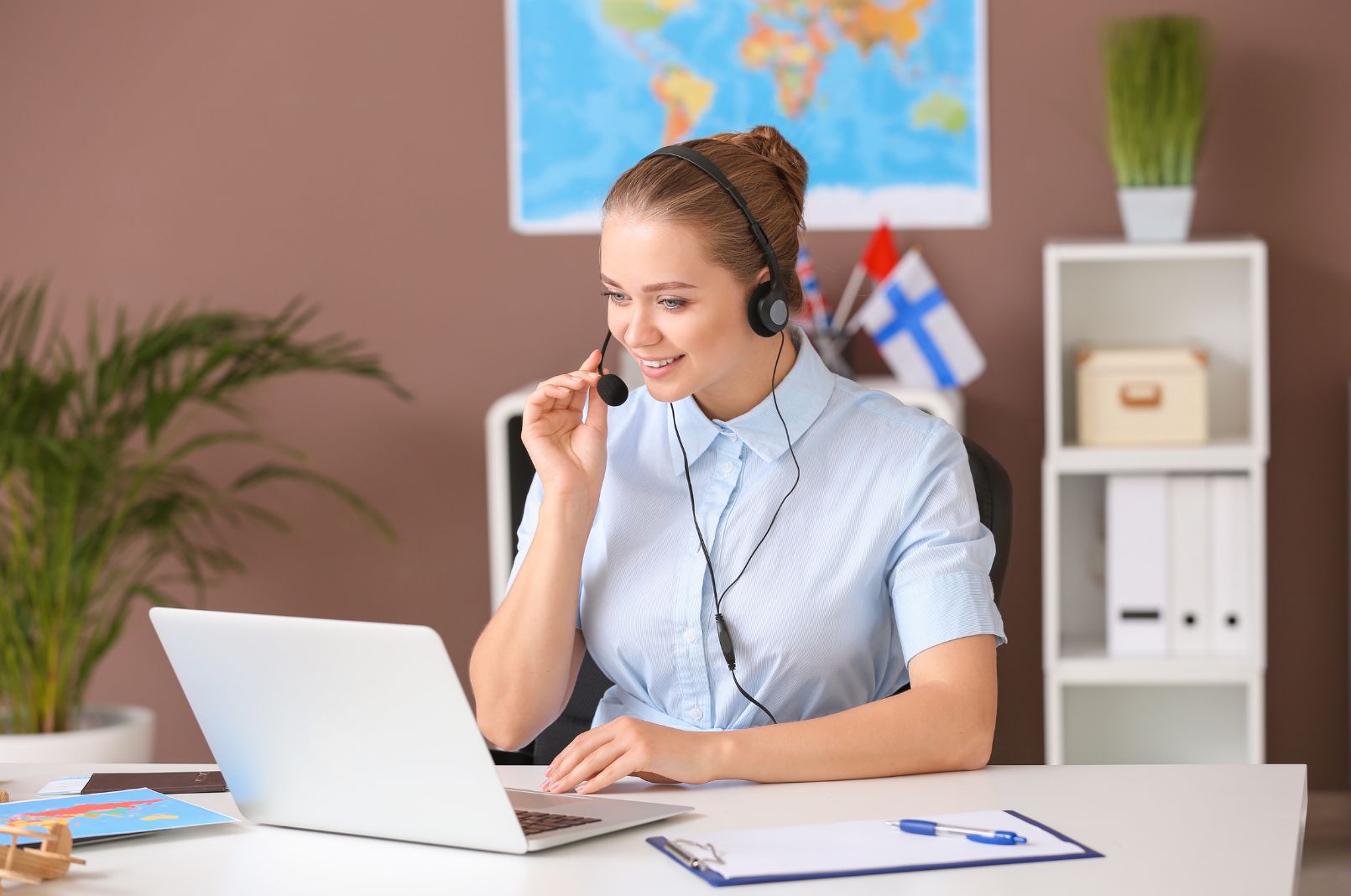 mujer de recursos humanos realizando llamadas para trabajar en el extranjero