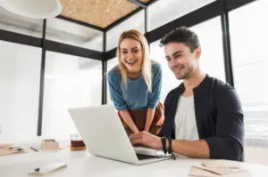 Equipo profesional aplicando el learning by doing mediante colaboración y aprendizaje práctico en un entorno de trabajo.