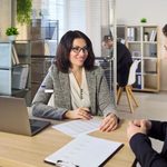 Reunión profesional para planificar la formación bonificada FUNDAE y aprovechar el crédito formativo de la empresa.